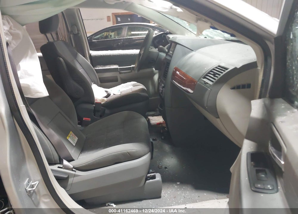 2008 CHRYSLER TOWN & COUNTRY LX VIN: 2A8HR44H58R136800