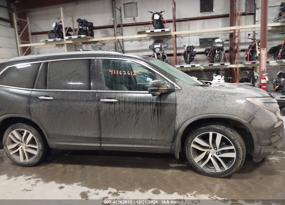 2017 HONDA PILOT TOURING VIN: 5FNYF6H93HB064814
