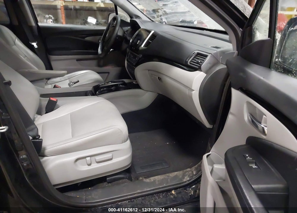 2017 HONDA PILOT TOURING VIN: 5FNYF6H93HB064814