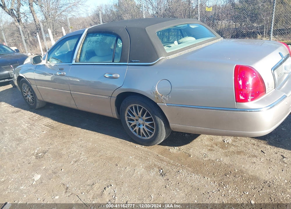 2003 LINCOLN TOWN CAR SIGNATURE VIN: 1LNHM82W73Y655037