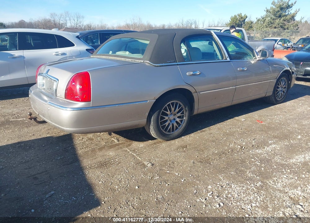 2003 LINCOLN TOWN CAR SIGNATURE VIN: 1LNHM82W73Y655037