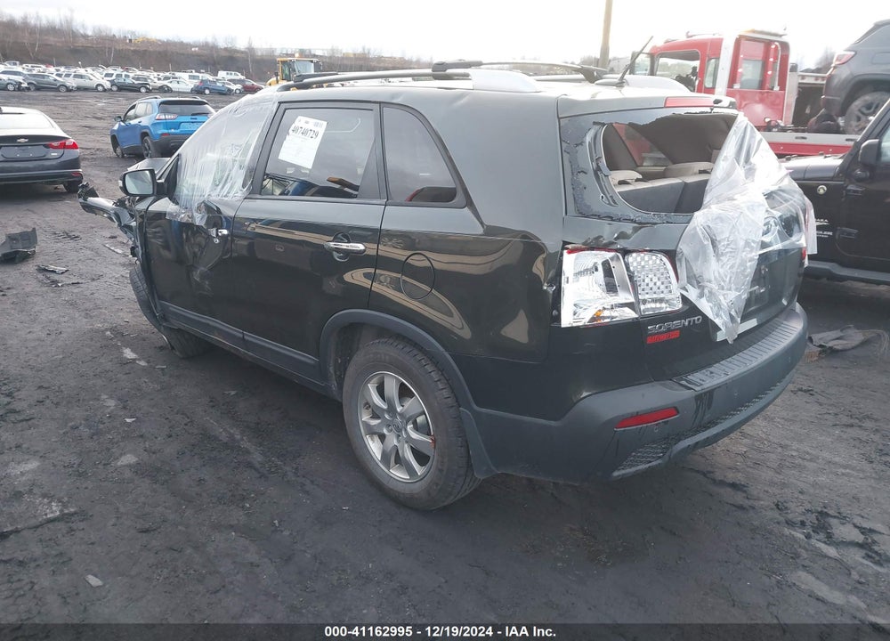2013 KIA SORENTO LX VIN: 5XYKT4A64DG330587