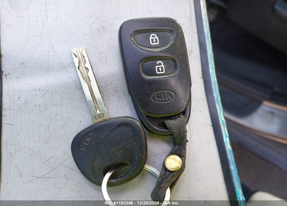 2013 KIA SORENTO LX VIN: 5XYKT3A60DG363371