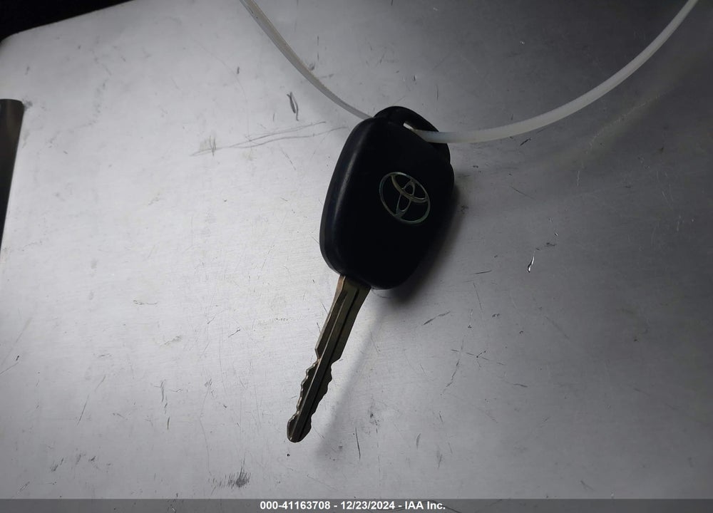 2018 TOYOTA COROLLA LE VIN: 5YFBURHE1JP809953