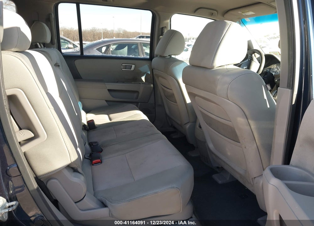 2011 HONDA PILOT EX VIN: 5FNYF4H44BB045107