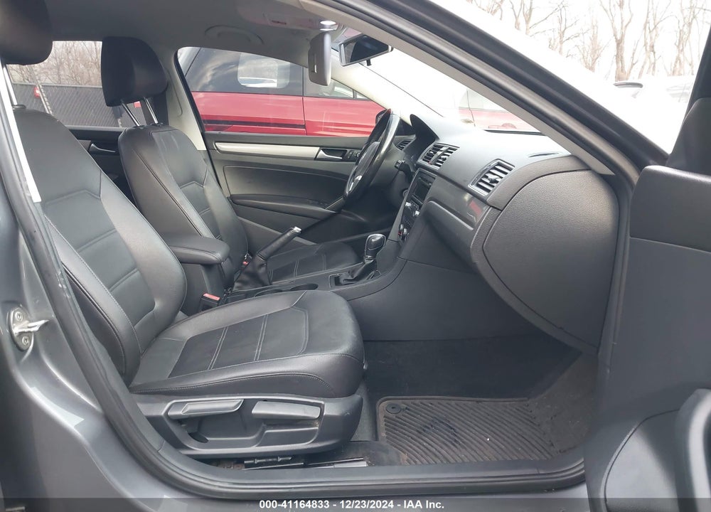 2015 VOLKSWAGEN PASSAT VIN: 1VWAT7A32FC035222