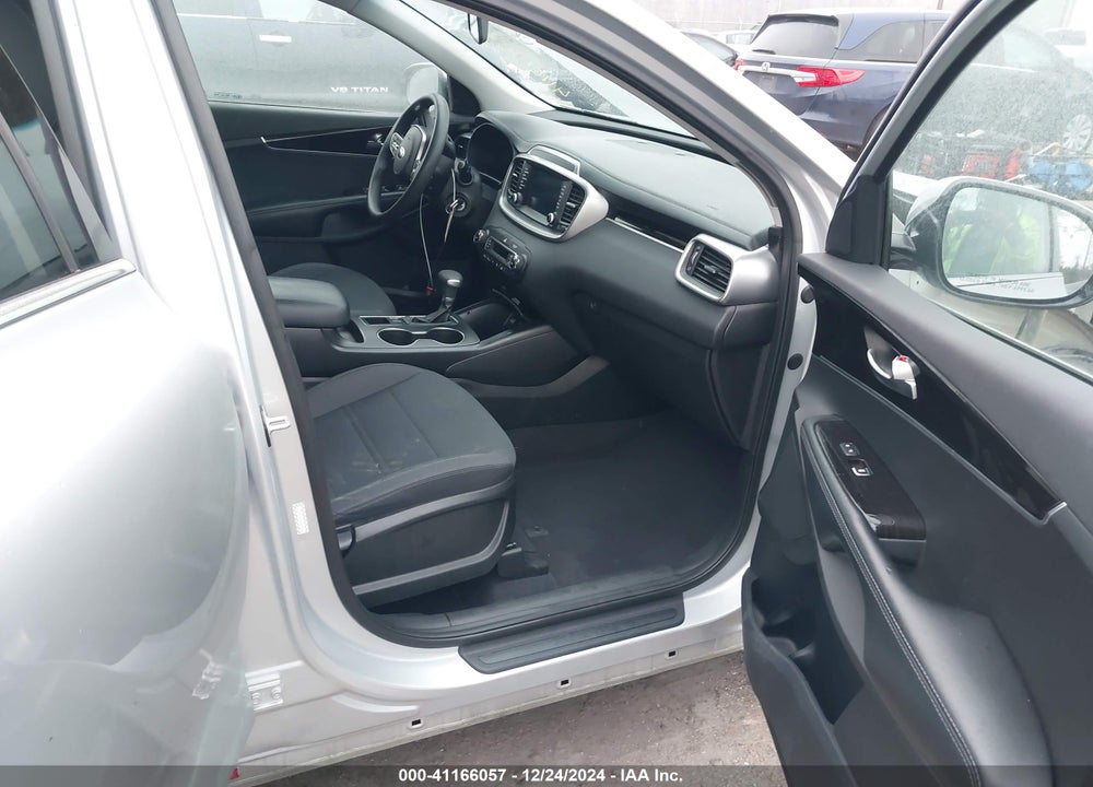 2019 KIA SORENTO 3.3L LX VIN: 5XYPG4A56KG573610