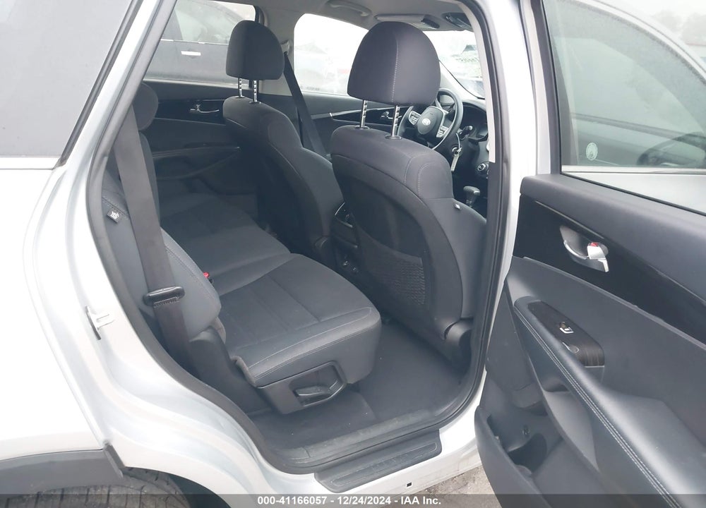 2019 KIA SORENTO 3.3L LX VIN: 5XYPG4A56KG573610