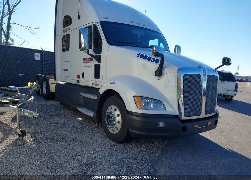 2011 KENWORTH T700 T700 VIN: 1XKFDP9X8BJ293039