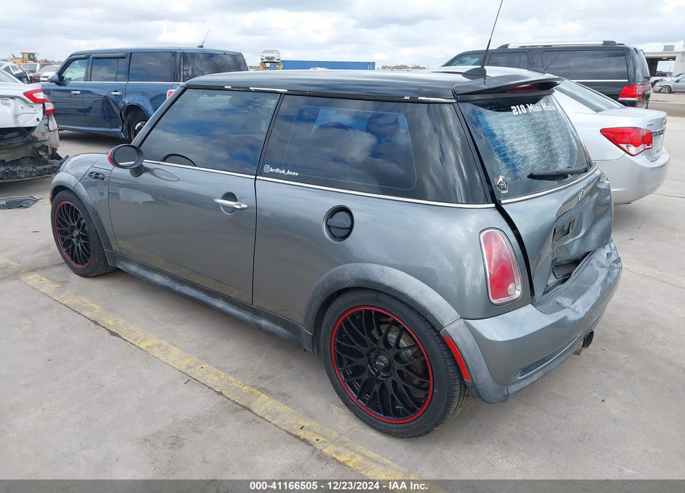 2005 MINI COOPER S VIN: WMWRE33555TL13887