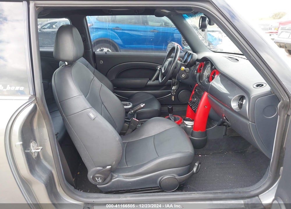 2005 MINI COOPER S VIN: WMWRE33555TL13887