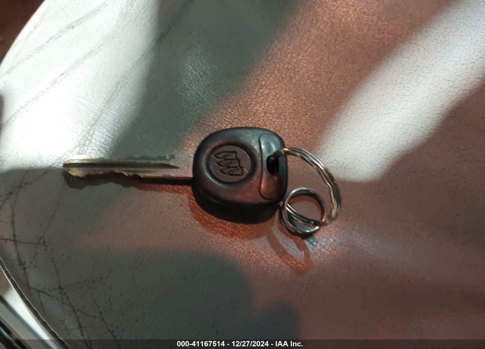 2008 BUICK LACROSSE VIN: 2G4WD582181138935