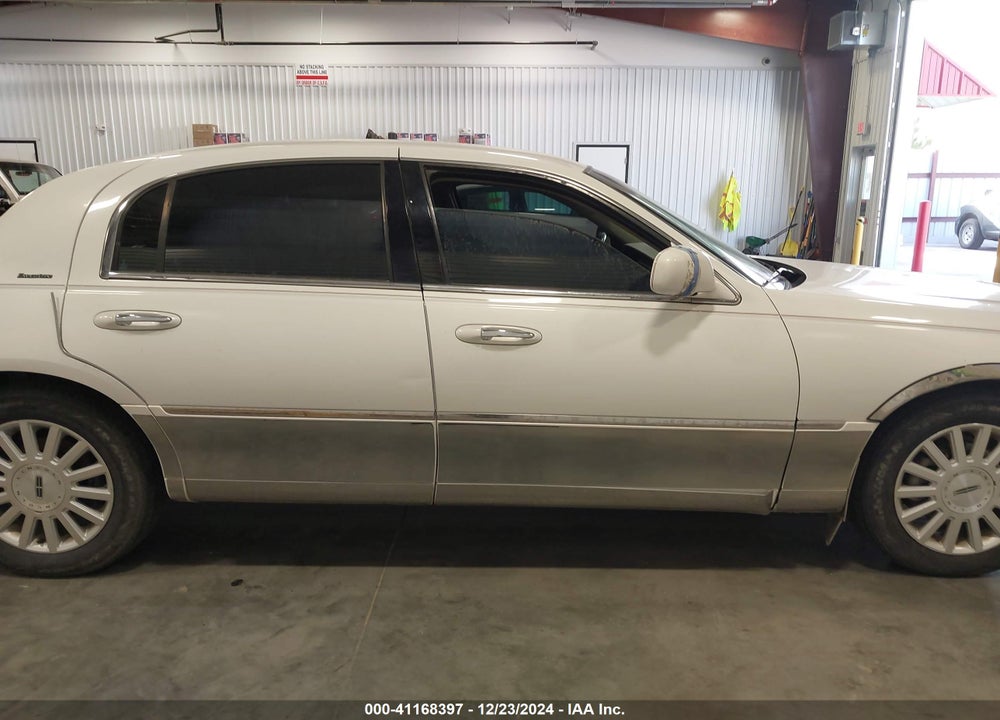 2003 LINCOLN TOWN CAR EXECUTIVE VIN: 1LNHM81W83Y643285