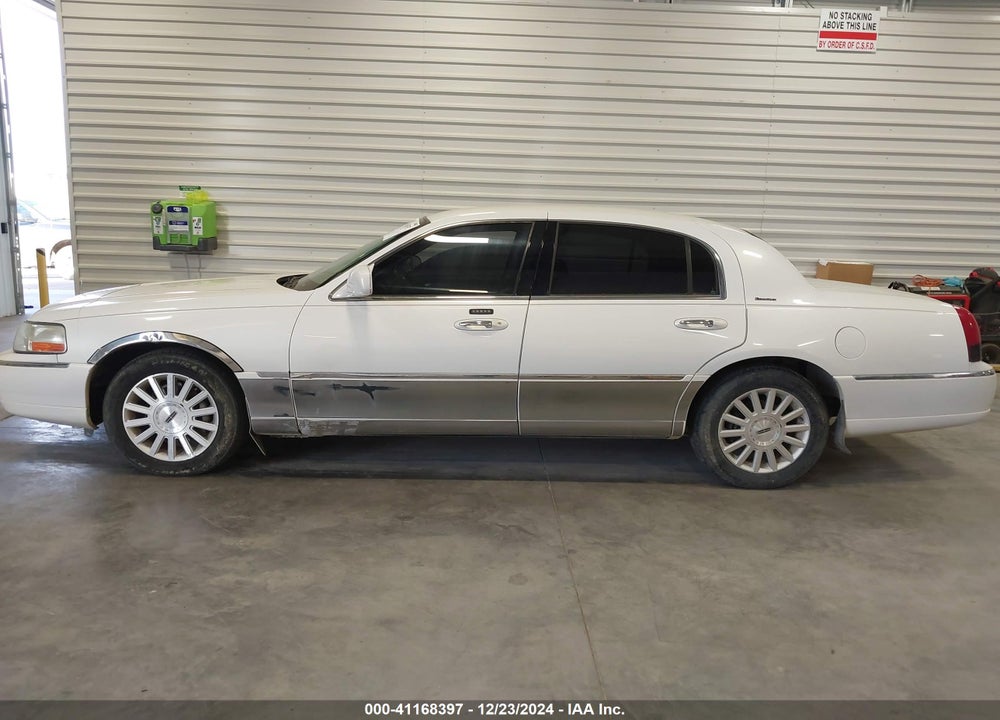 2003 LINCOLN TOWN CAR EXECUTIVE VIN: 1LNHM81W83Y643285