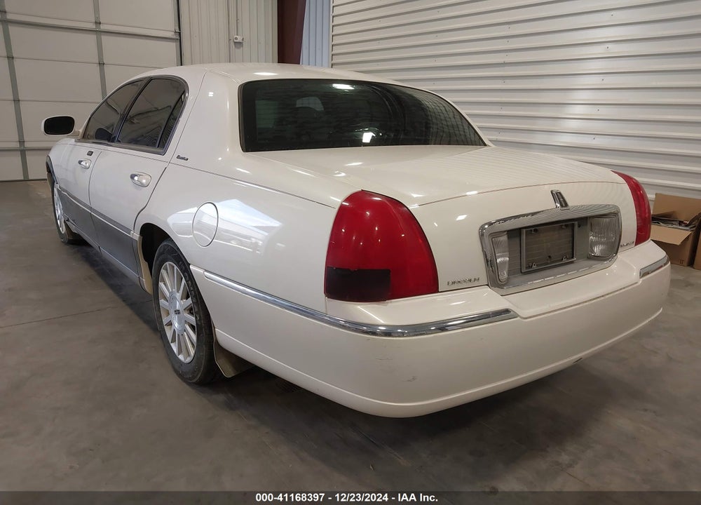 2003 LINCOLN TOWN CAR EXECUTIVE VIN: 1LNHM81W83Y643285