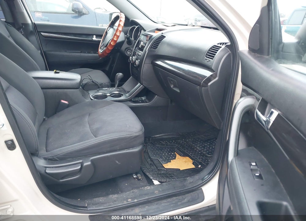 2011 KIA SORENTO VIN: 5XYKT4A29BG147373