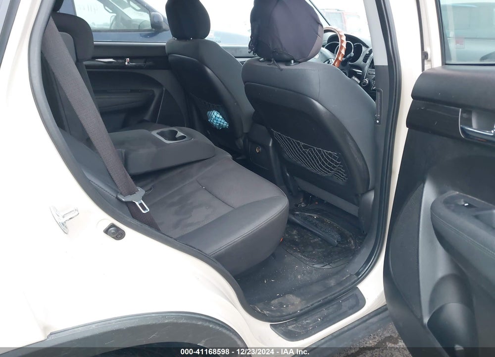 2011 KIA SORENTO VIN: 5XYKT4A29BG147373