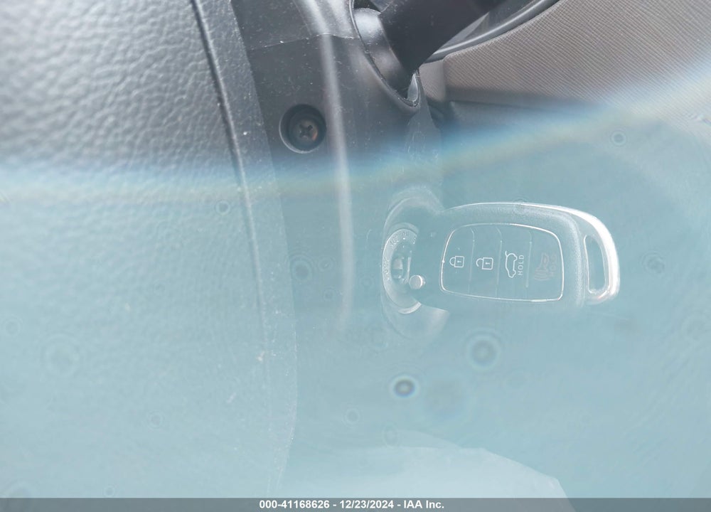 2017 HYUNDAI SANTA FE SE VIN: KM8SMDHF7HU209961