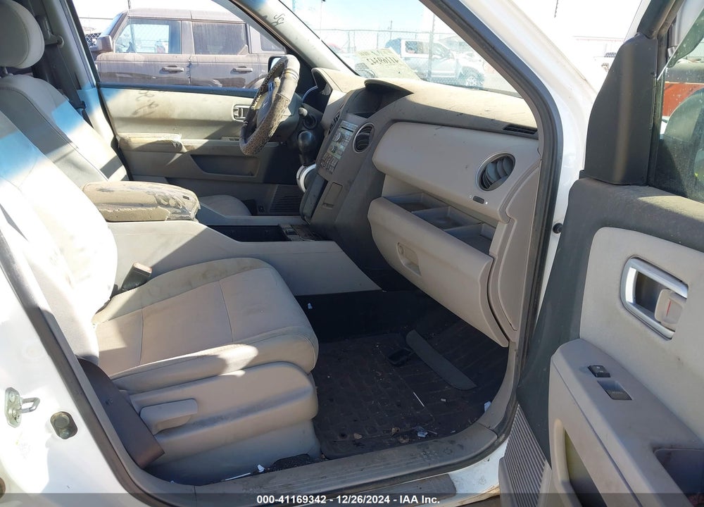 2011 HONDA PILOT EX VIN: 5FNYF3H40BB006217