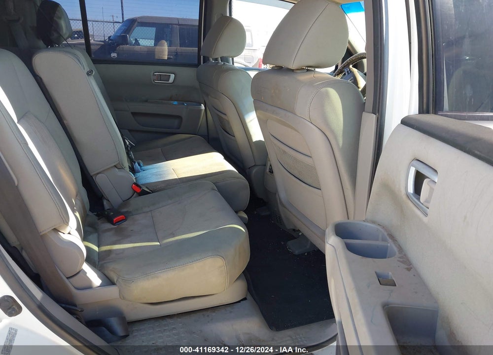 2011 HONDA PILOT EX VIN: 5FNYF3H40BB006217