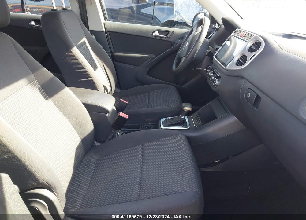 2010 VOLKSWAGEN TIGUAN S VIN: WVGAV7AXXAW536068