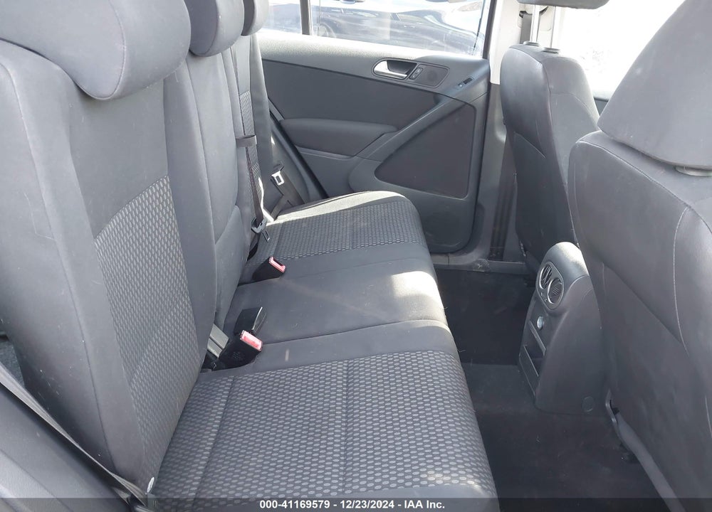 2010 VOLKSWAGEN TIGUAN S VIN: WVGAV7AXXAW536068