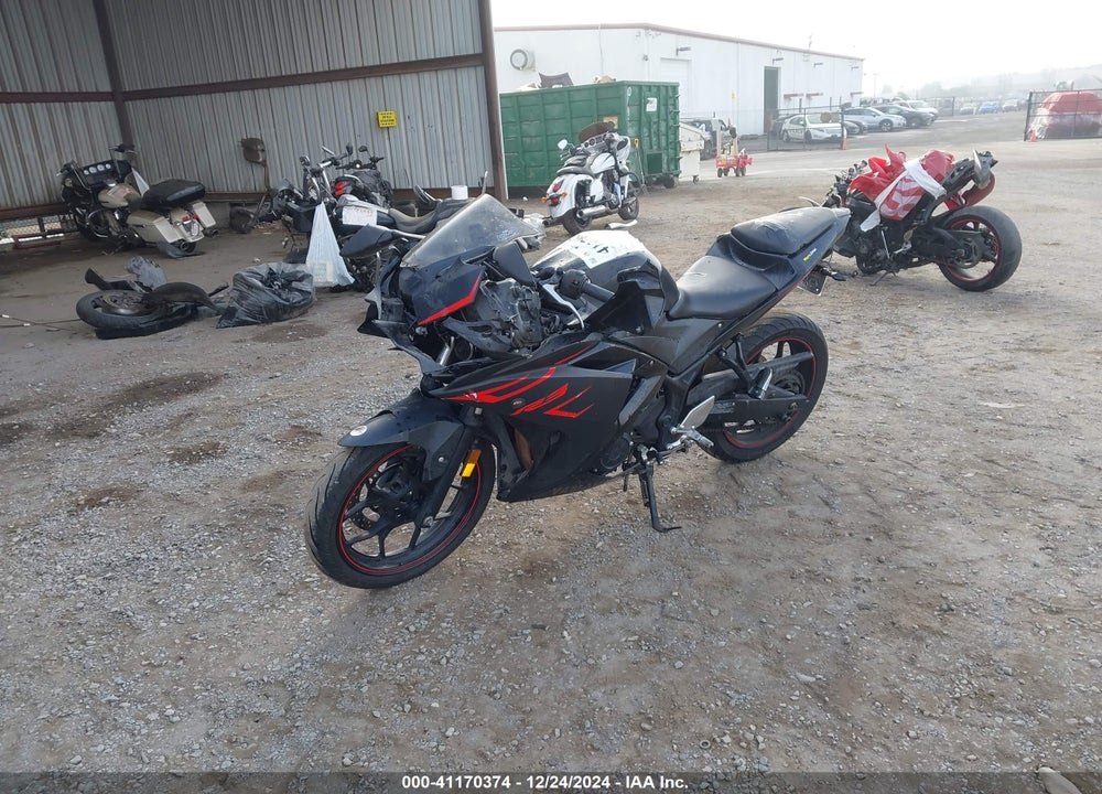 2017 YAMAHA YZFR3 VIN: MH3RH06Y9HK017135
