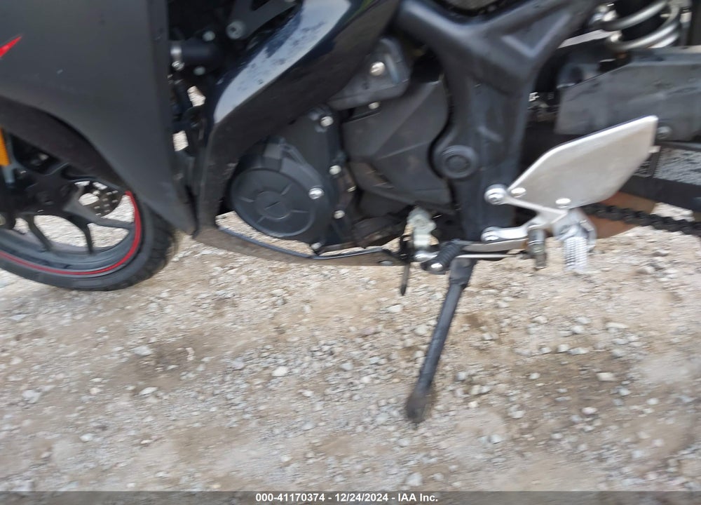 2017 YAMAHA YZFR3 VIN: MH3RH06Y9HK017135
