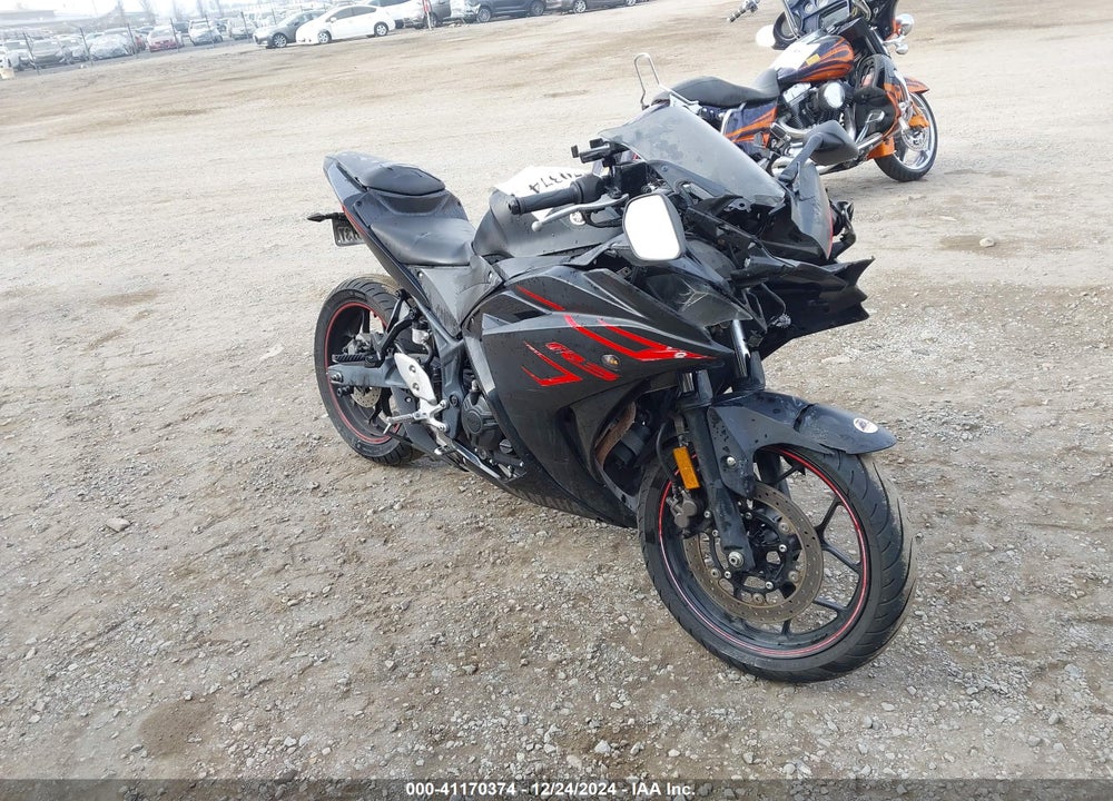 2017 YAMAHA YZFR3 VIN: MH3RH06Y9HK017135