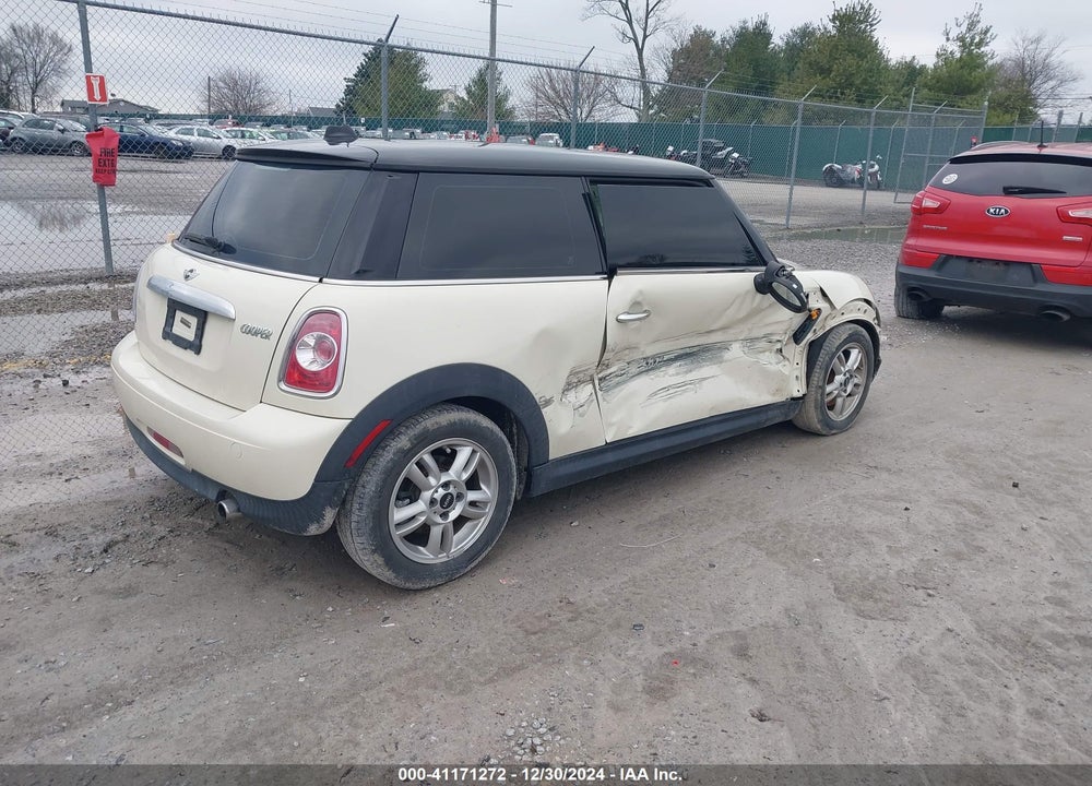 2013 MINI COOPER VIN: WMWSU3C58DT686571