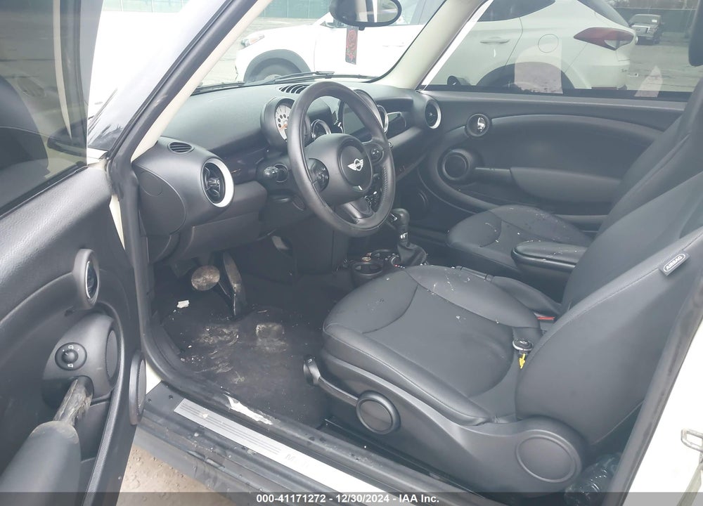 2013 MINI COOPER VIN: WMWSU3C58DT686571