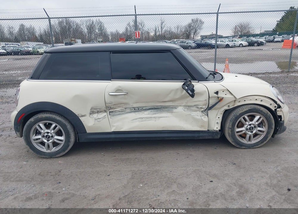 2013 MINI COOPER VIN: WMWSU3C58DT686571