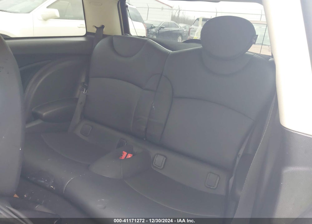 2013 MINI COOPER VIN: WMWSU3C58DT686571