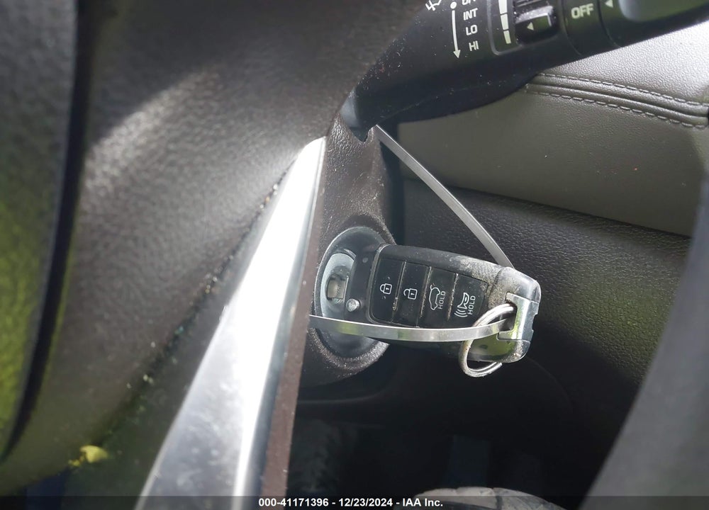 2019 HYUNDAI SANTA FE VIN: 5NMS23AD6KH010475