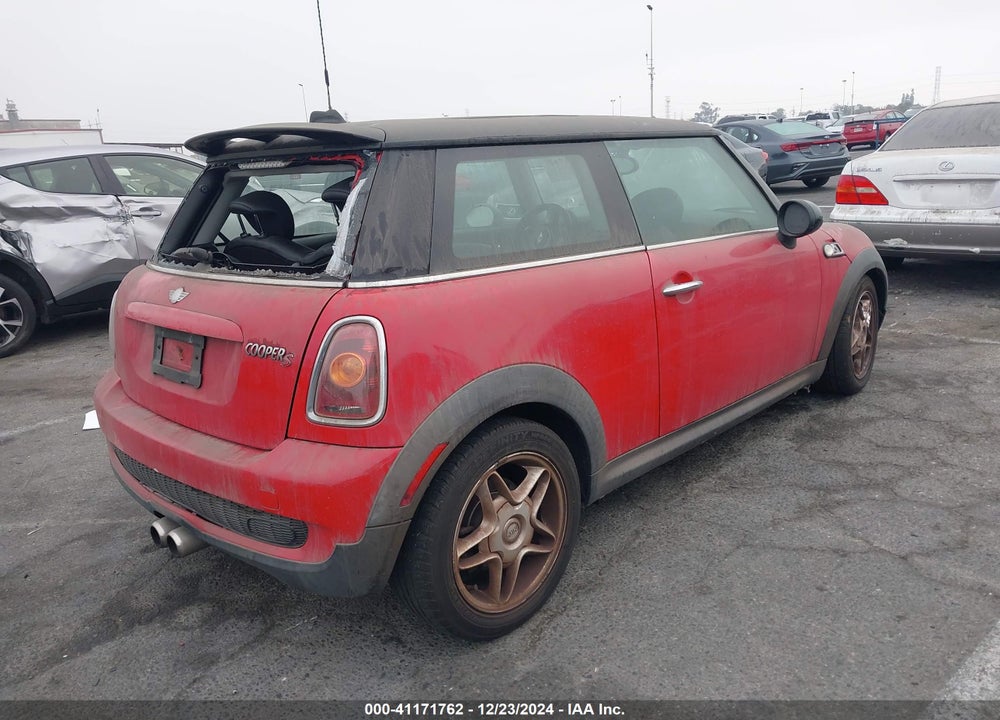 2009 MINI COOPER S VIN: WMWMF73549TT98922