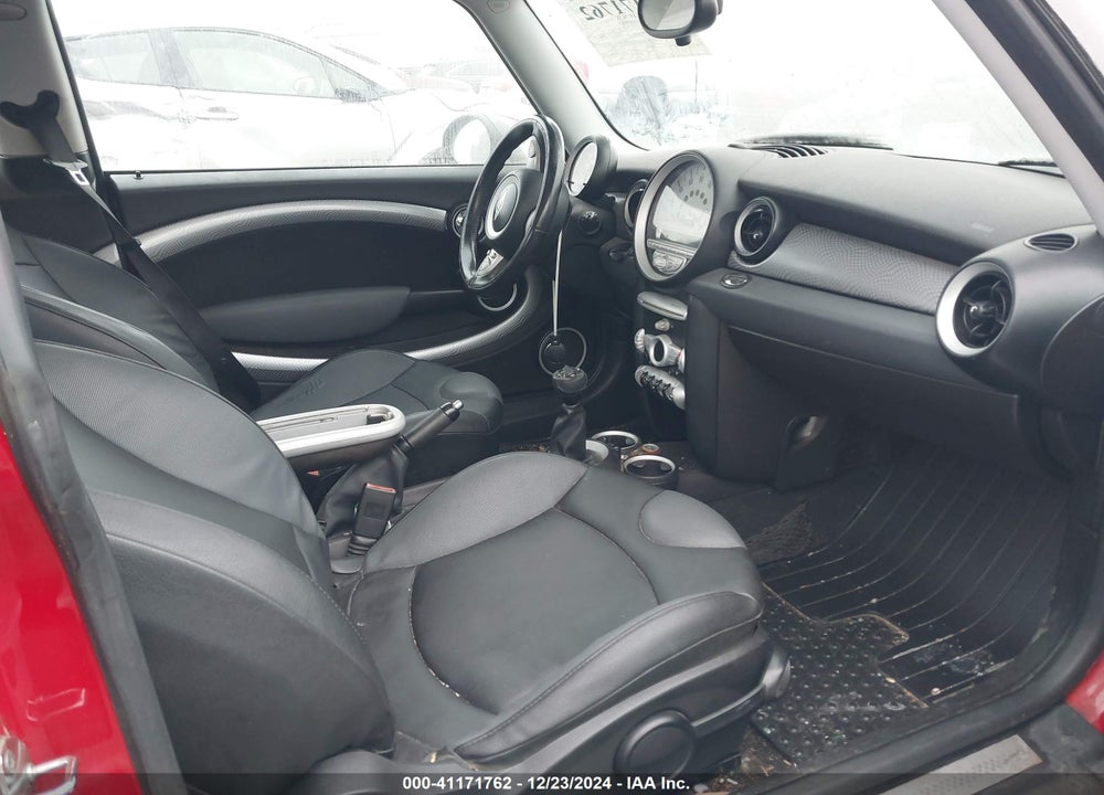 2009 MINI COOPER S VIN: WMWMF73549TT98922