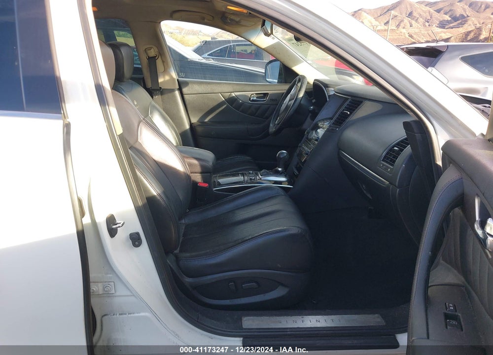 2014 INFINITI QX70 VIN: JN8CS1MW3EM413384