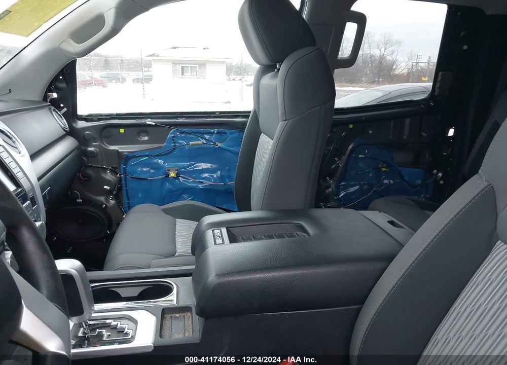2017 TOYOTA TUNDRA SR5 5.7L V8 VIN: 5TFUW5F15HX592141