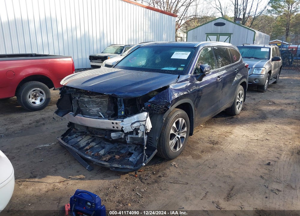 2022 TOYOTA HIGHLANDER XLE VIN: 5TDGZRBHXNS585038