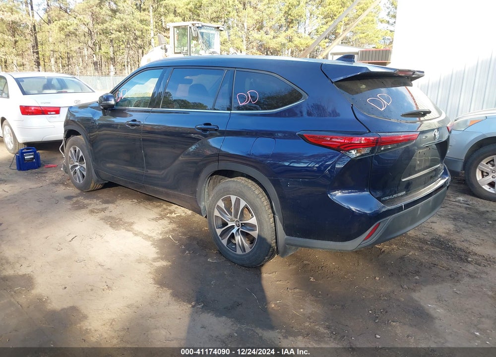 2022 TOYOTA HIGHLANDER XLE VIN: 5TDGZRBHXNS585038