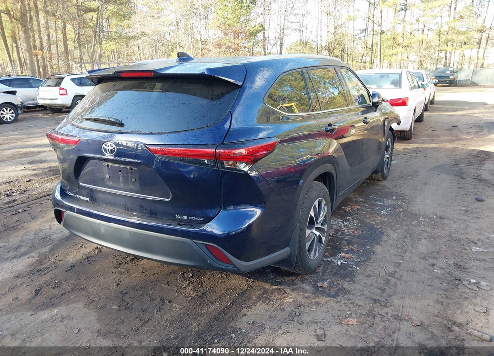 2022 TOYOTA HIGHLANDER XLE VIN: 5TDGZRBHXNS585038