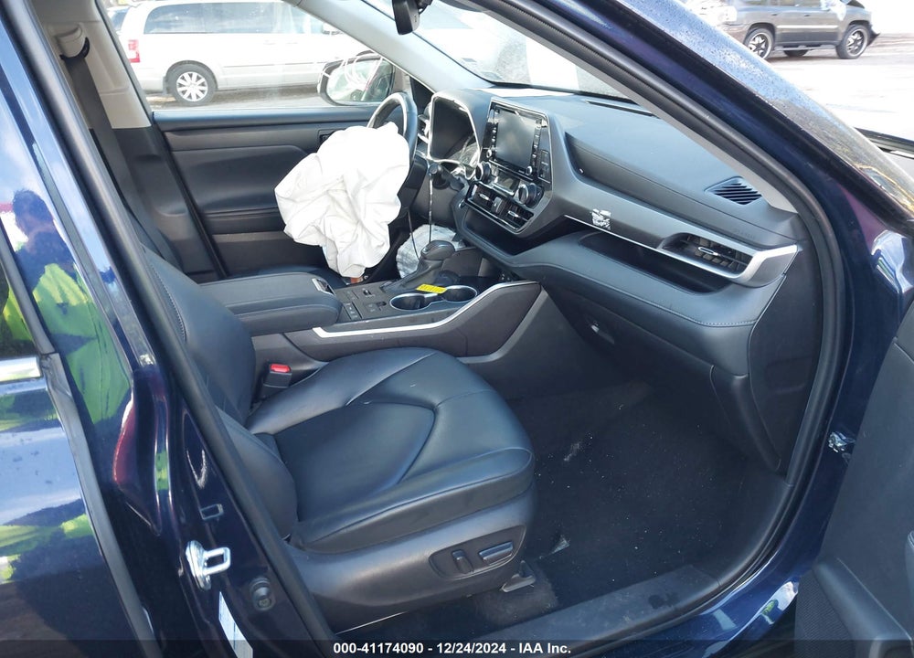 2022 TOYOTA HIGHLANDER XLE VIN: 5TDGZRBHXNS585038