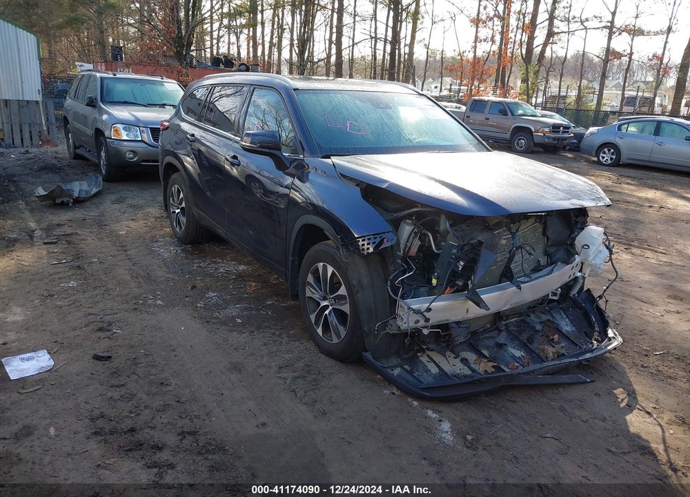 2022 TOYOTA HIGHLANDER XLE VIN: 5TDGZRBHXNS585038