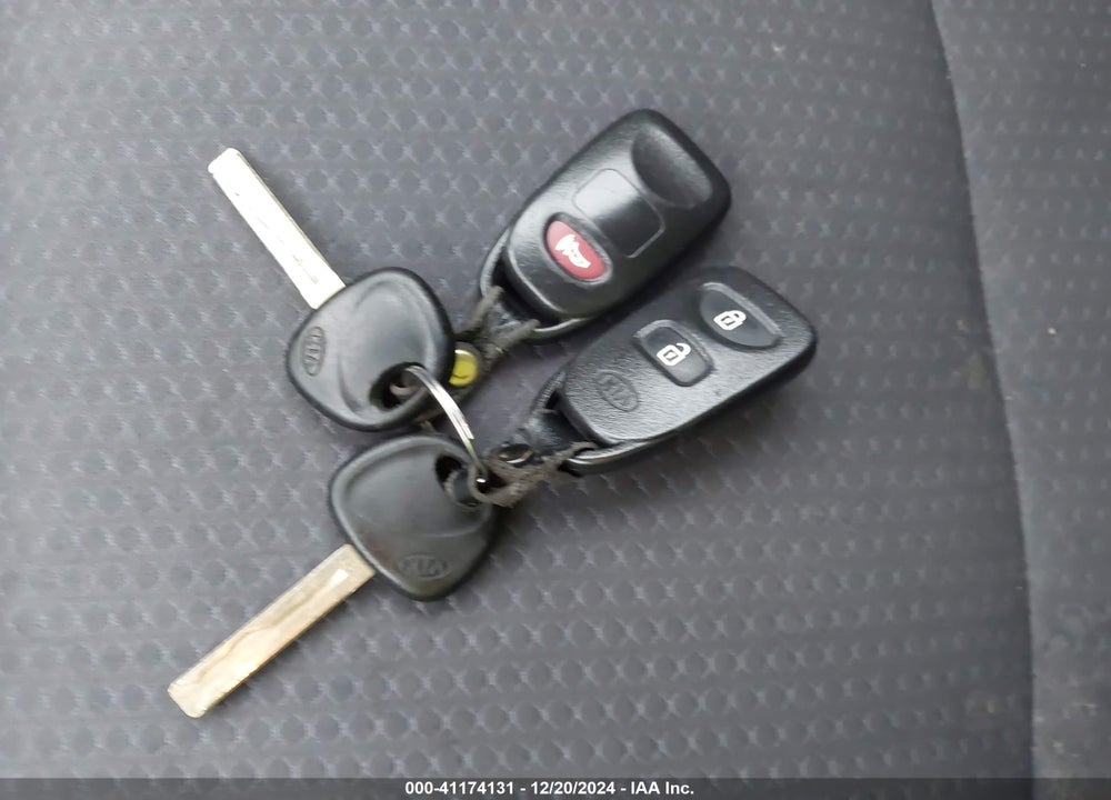 2013 KIA SORENTO LX VIN: 5XYKTDA69DG401279