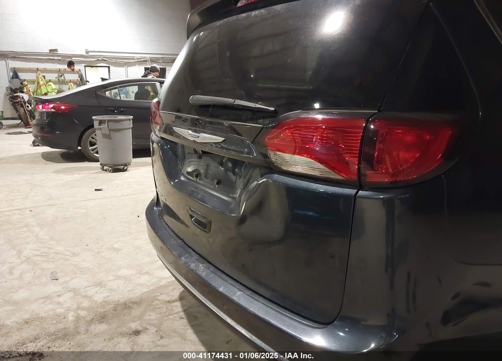 2019 CHRYSLER PACIFICA TOURING L VIN: 2C4RC1BG0KR733012