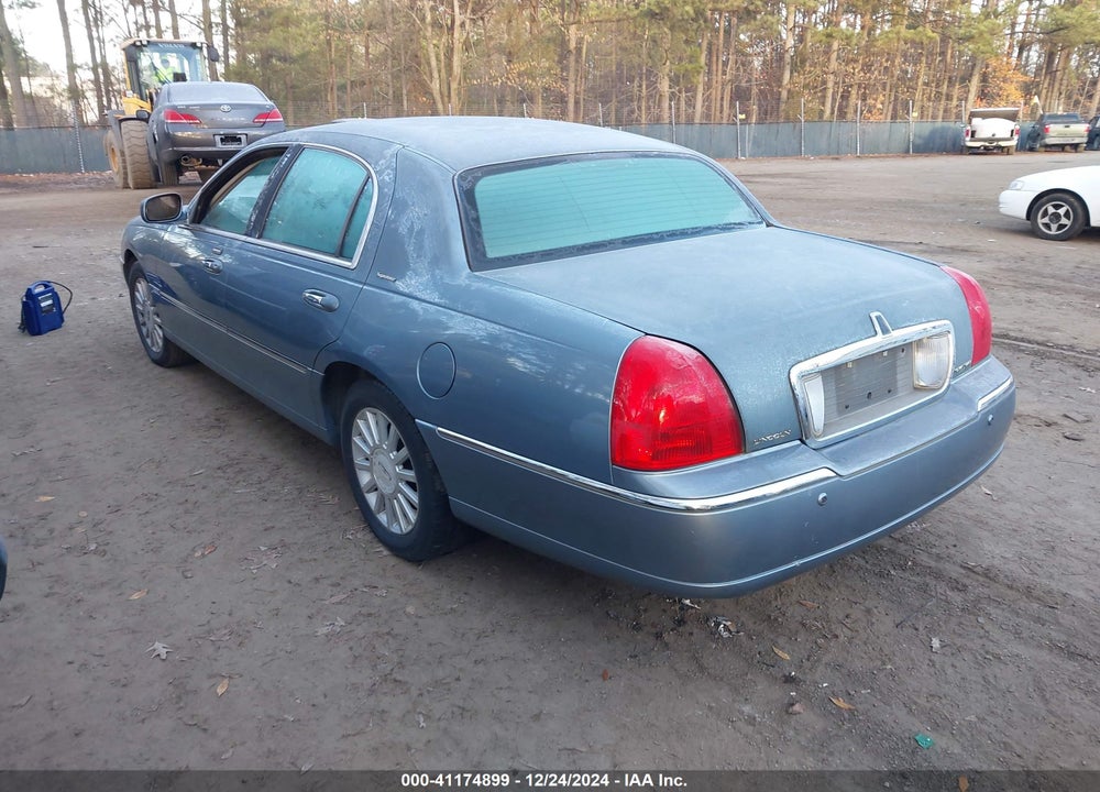 2004 LINCOLN TOWN CAR SIGNATURE VIN: 1LNHM81W94Y674501