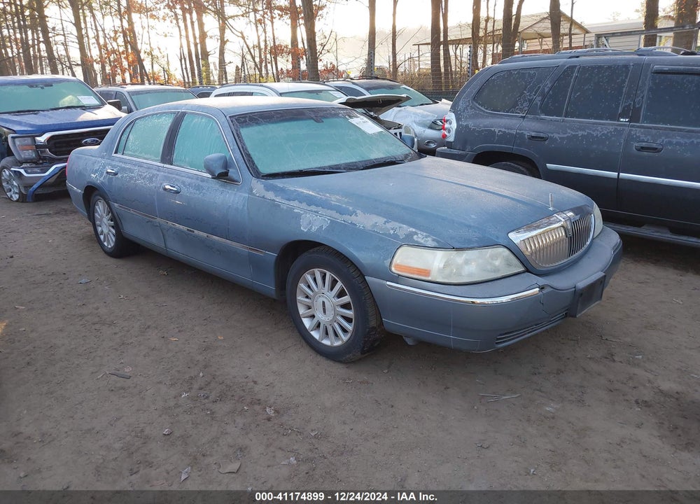 2004 LINCOLN TOWN CAR SIGNATURE VIN: 1LNHM81W94Y674501