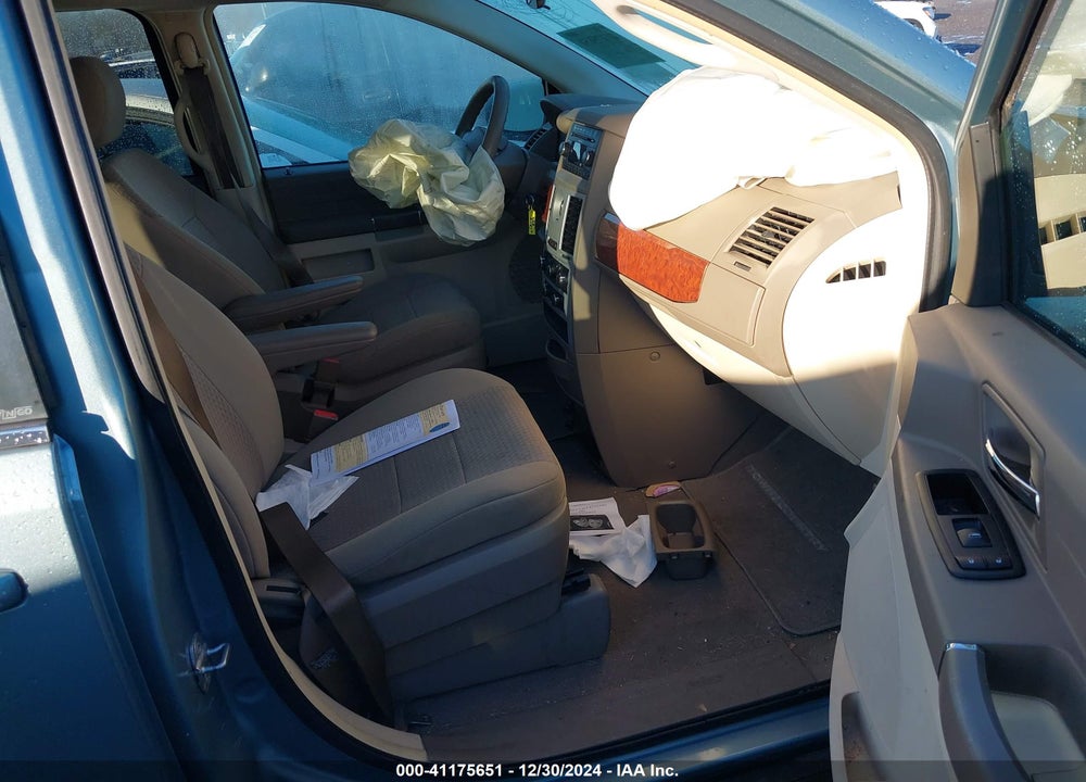 2009 CHRYSLER TOWN & COUNTRY LX VIN: 2A8HR44E39R512675