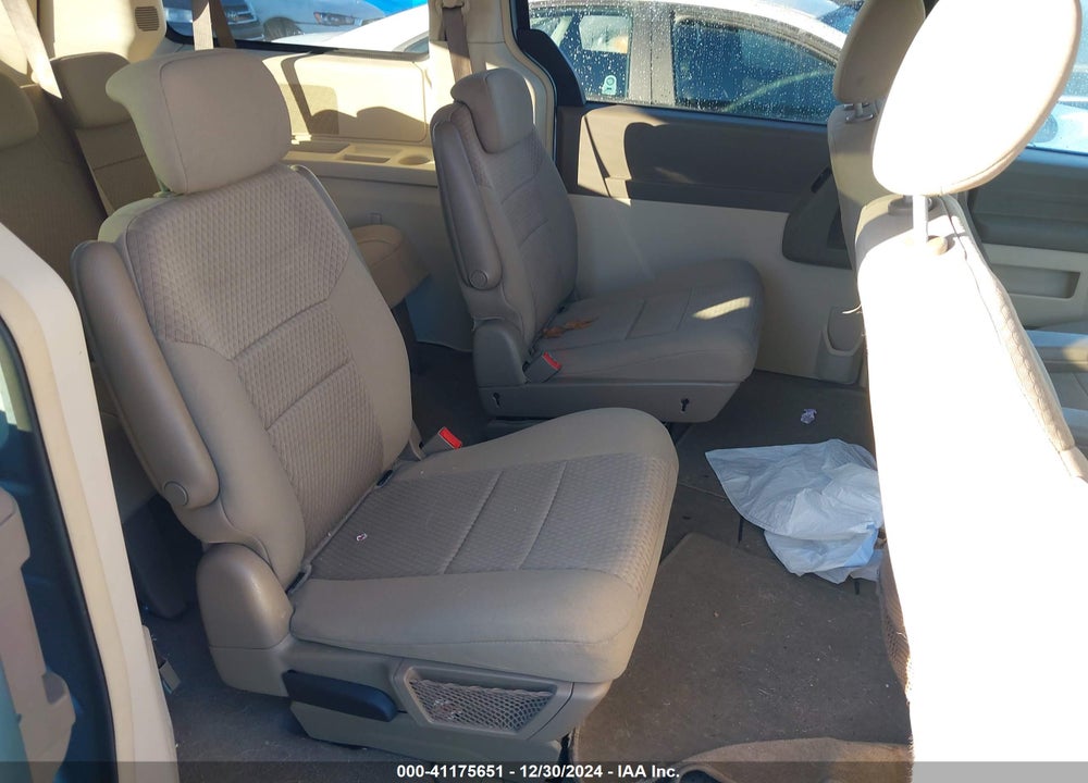 2009 CHRYSLER TOWN & COUNTRY LX VIN: 2A8HR44E39R512675