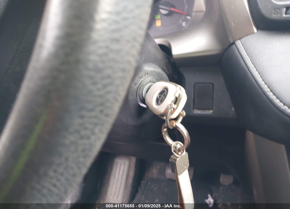2015 TOYOTA RAV4 XLE VIN: 2T3WFREV5FW164804